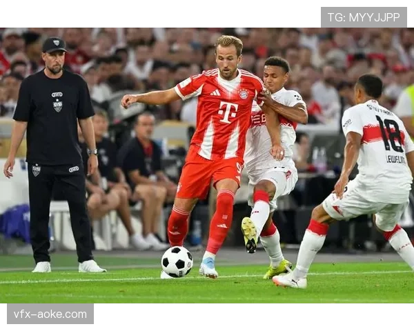 拜仁做出被动换人,于帕梅卡诺因伤被德里赫特换下 拜仁做出被动换人,于帕梅卡诺因伤被德里赫特换下