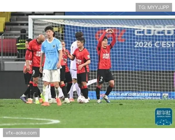 本科维奇停球失误送直红，深圳新鹏城少打一人陷入被动